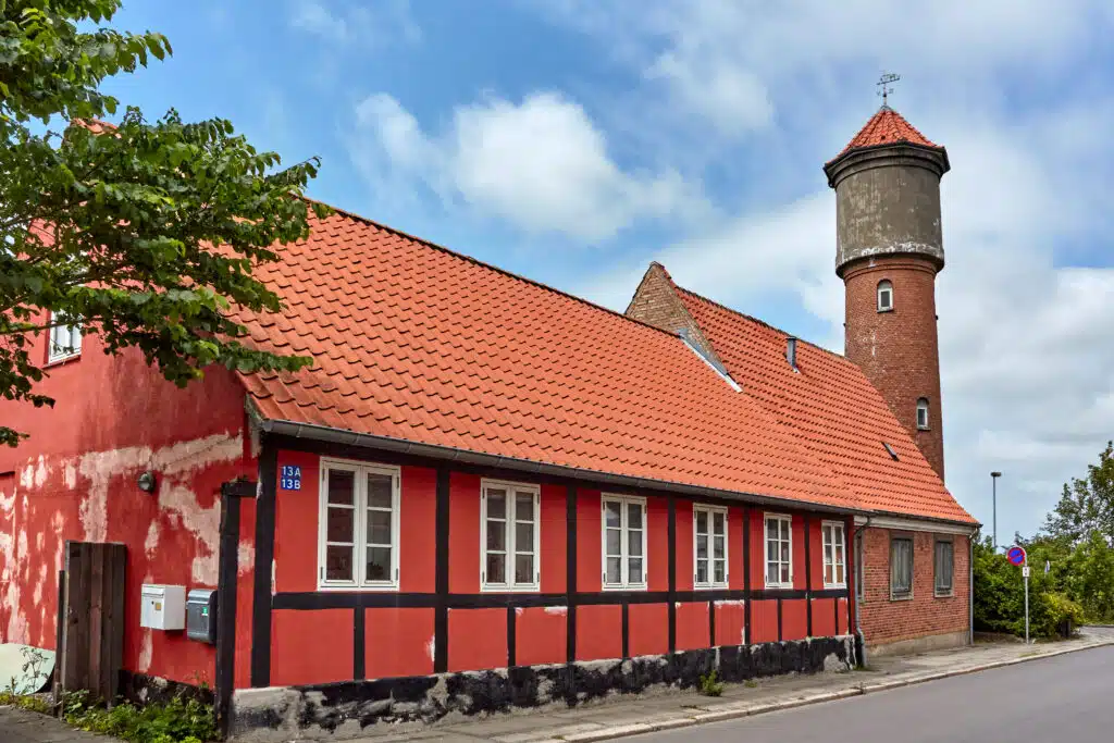 Aakirkeby - widok na tradycyjny dom i wieżę ciśnień