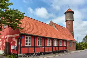 Aakirkeby - widok na tradycyjny dom i wieżę ciśnień
