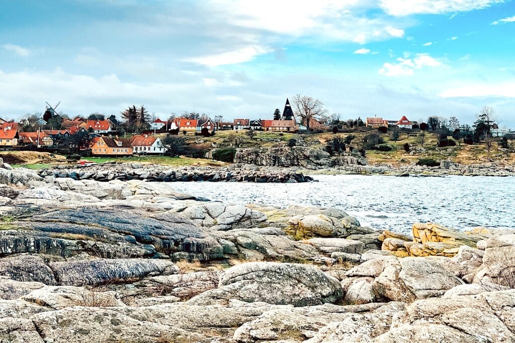 Skaliste wybrzeże i panorama Svaneke