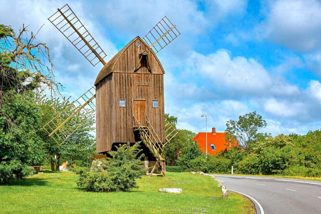 Drewniany wiatrak holenderski w Svaneke