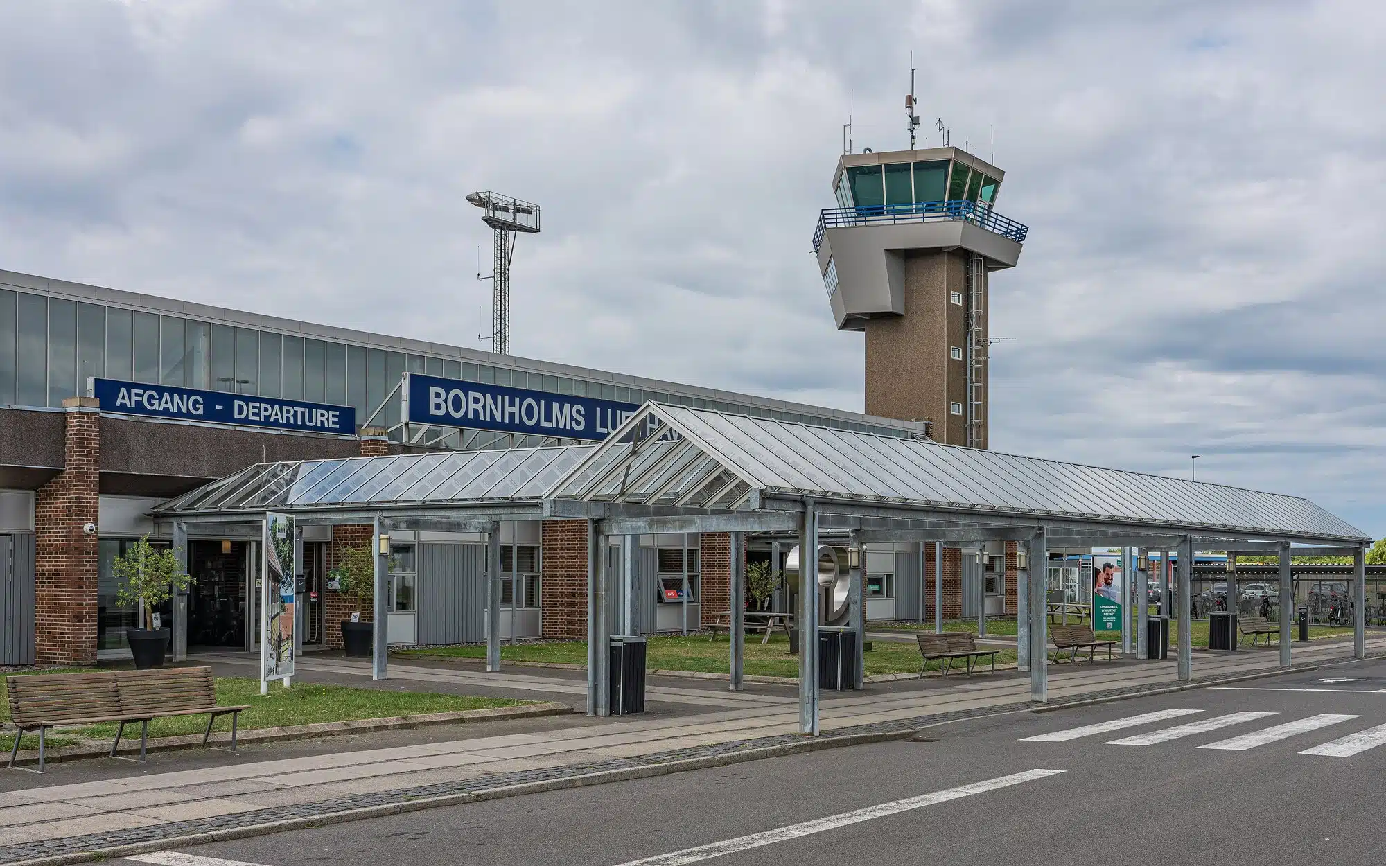Terminal lotniska Bornholms Lufthavn w Rønne z wieżą kontroli lotów