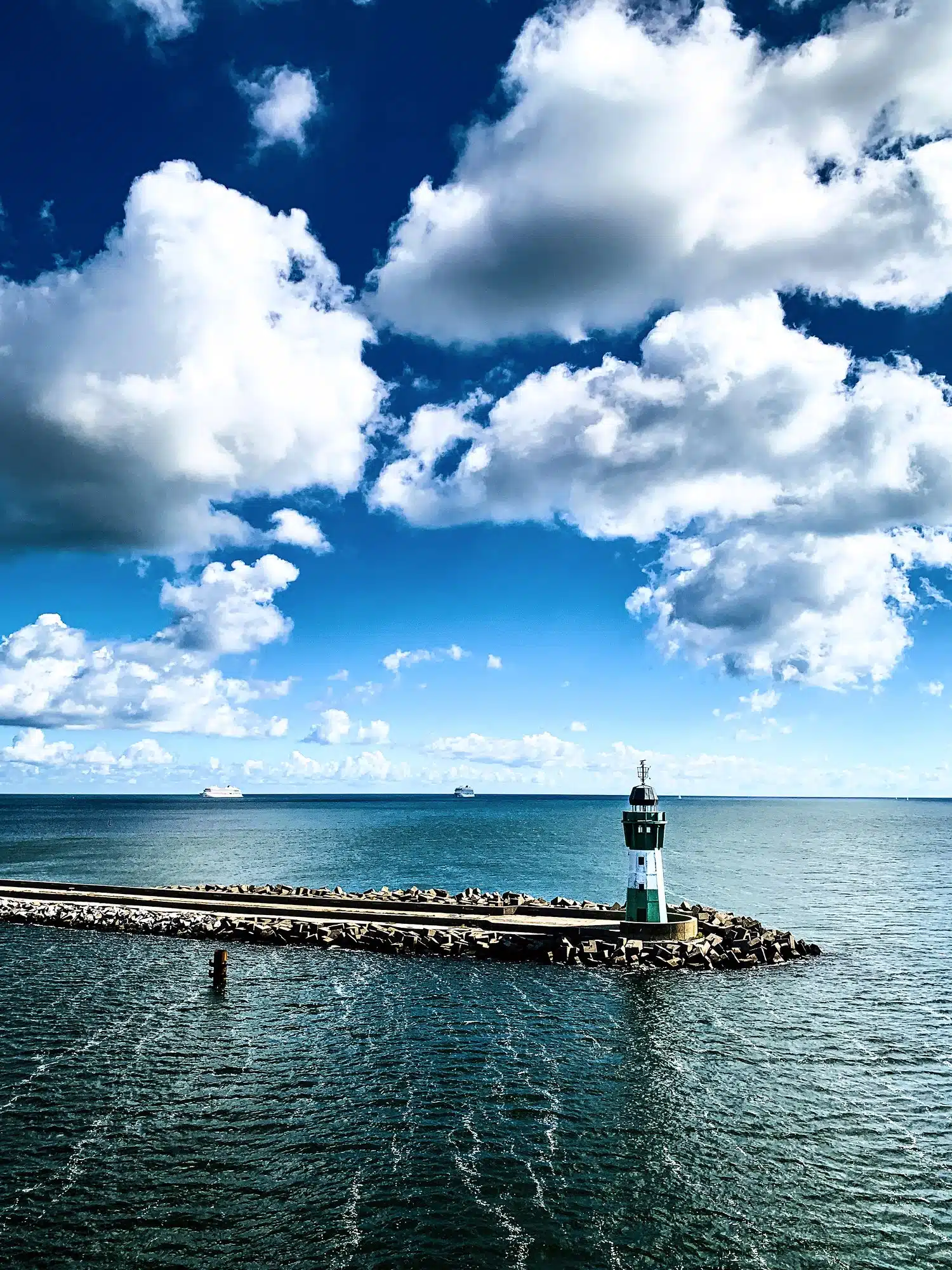 Prom wypływa z portu Mukran w Sassnitz obok latarni na falochronie
