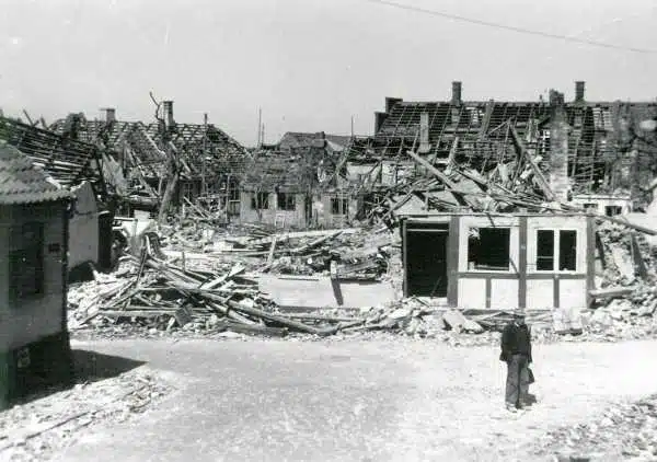 Zniszczone domy w Rønne po radzieckim bombardowaniu w maju 1945 roku