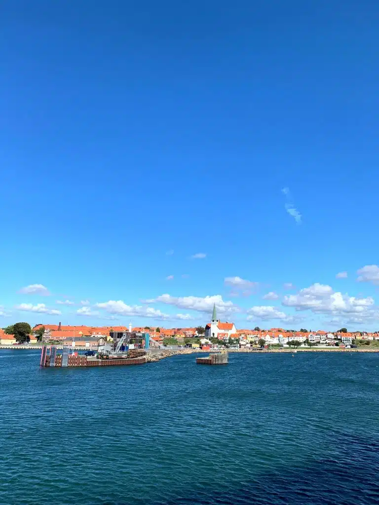 Prom Sassnitz – Rønne: rozkład 2026/2027, ceny i rejs z psem z portu Mukran 4 Rønne widziane z pokładu promu przed wejściem do portu