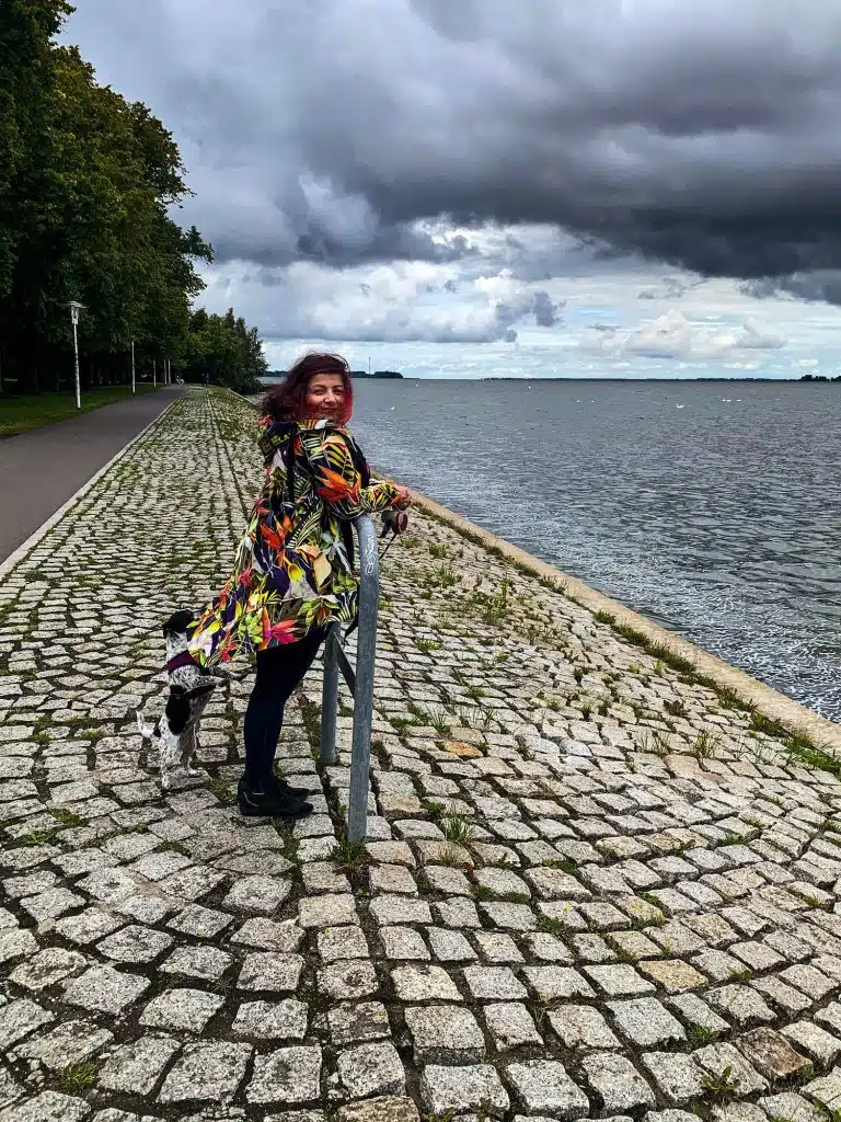 Ewelina z psem na promenadzie nad Strelasundem w Stralsundzie