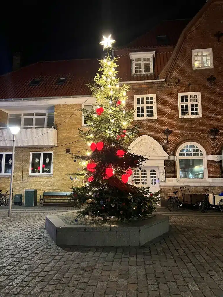 Choinka z czerwonymi sercami na rynku w Nexø
