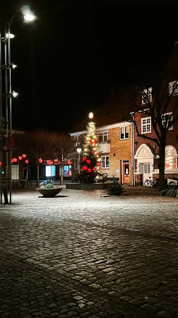 Rynek w Nexø nocą z choinką i świątecznymi lampkami